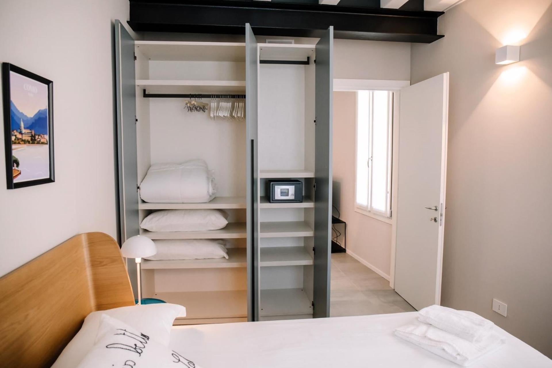 Elegant Beige Apartment - 5 Minutes From The Lake Como Exterior photo