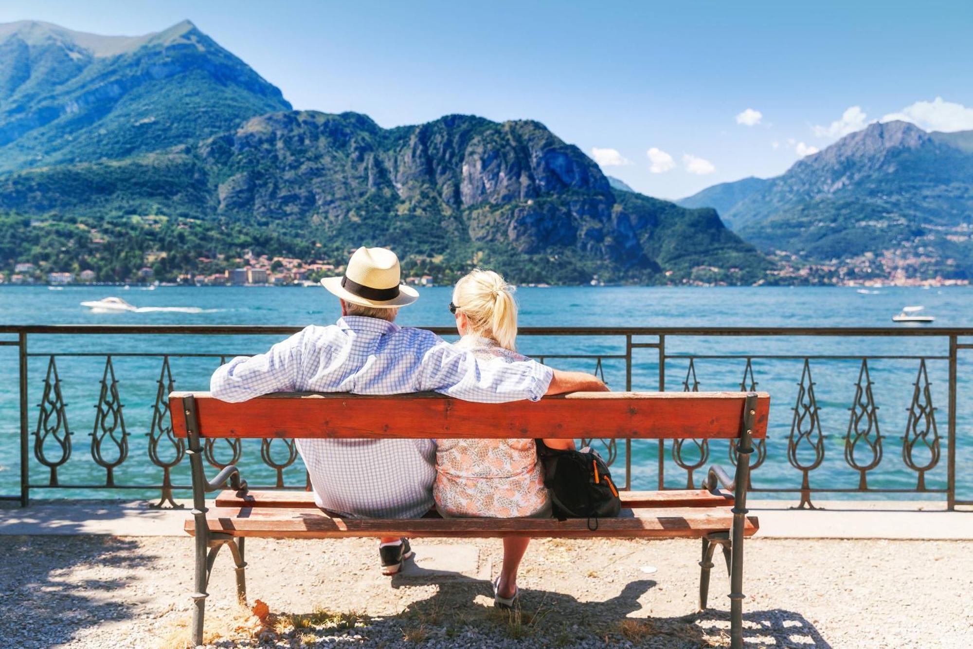 Elegant Beige Apartment - 5 Minutes From The Lake Como Exterior photo