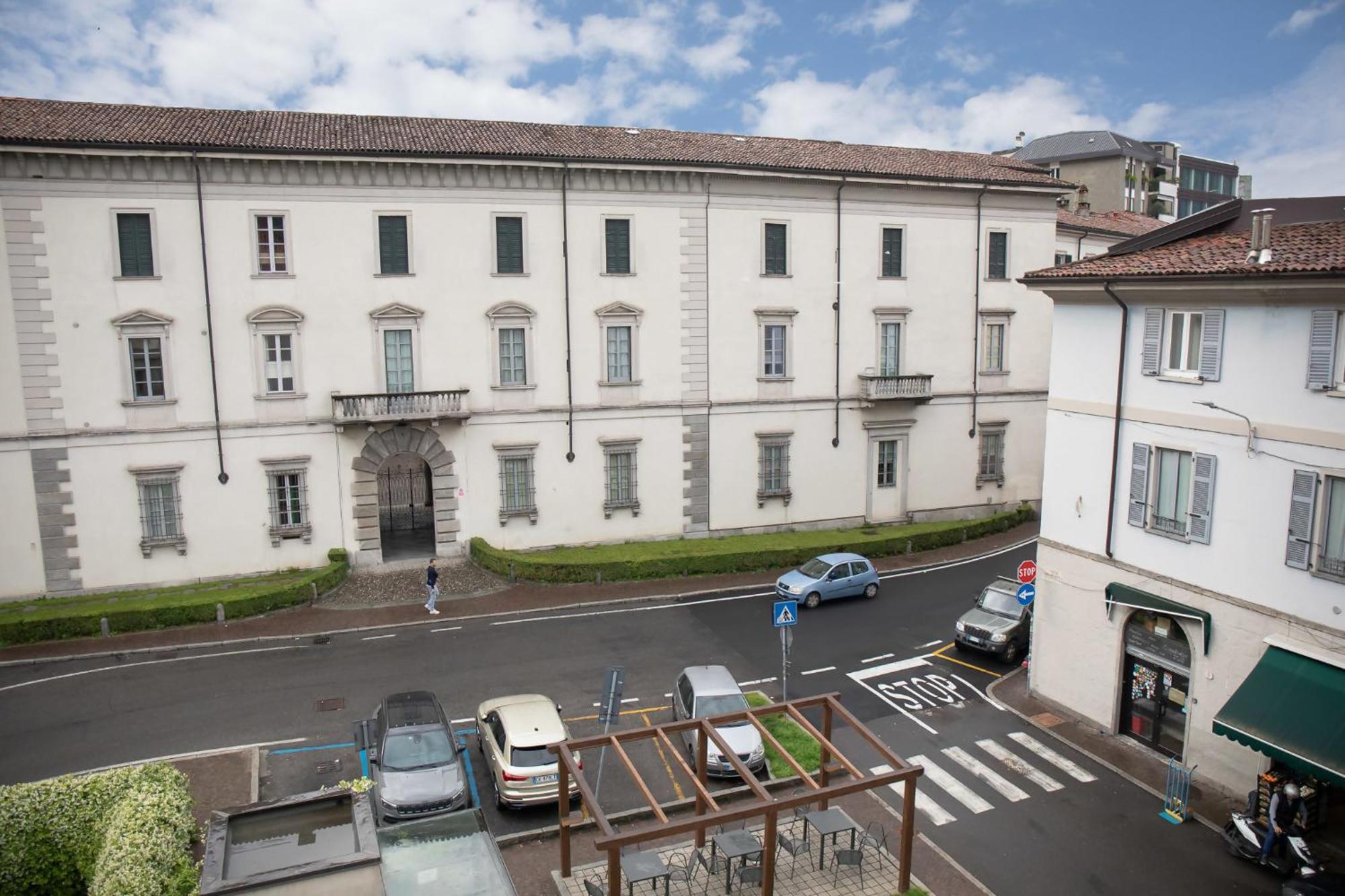 Elegant Beige Apartment - 5 Minutes From The Lake Como Exterior photo