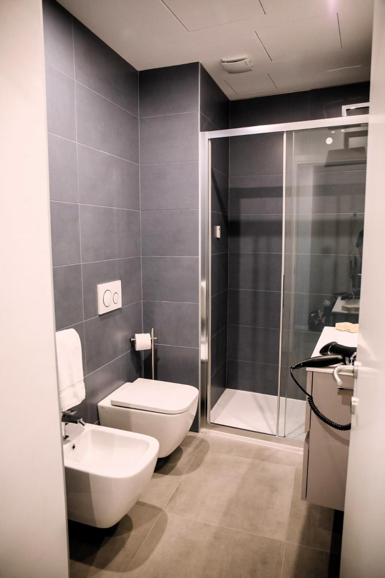 Elegant Beige Apartment - 5 Minutes From The Lake Como Exterior photo